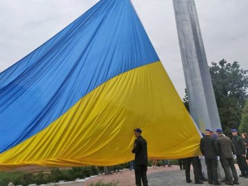 У Луцьку нацгвардійці тренувалися піднімати найбільший прапор Волині. ВІДЕО