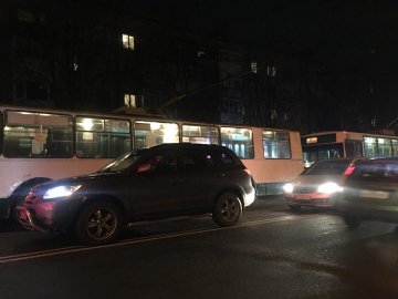 Частина Луцька стоїть у заторах через відсутність світла. ФОТО