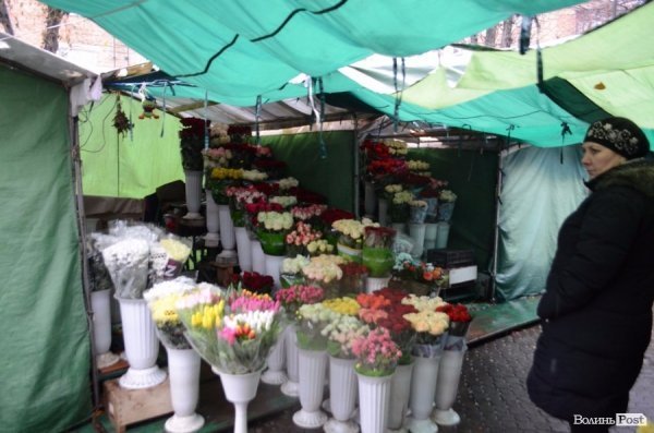 «Квіти - це духовність»: у центрі Луцька сварилися через ринок
