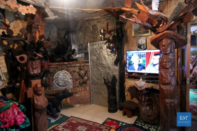 Наче луцький «Будинок з химерами»: скульптор з Володимира дає дереву «друге життя». ФОТО