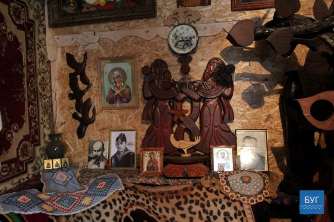 Наче луцький «Будинок з химерами»: скульптор з Володимира дає дереву «друге життя». ФОТО