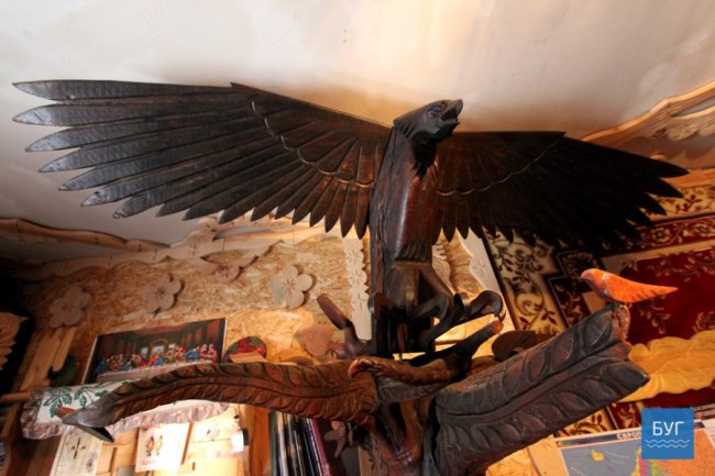 Наче луцький «Будинок з химерами»: скульптор з Володимира дає дереву «друге життя». ФОТО