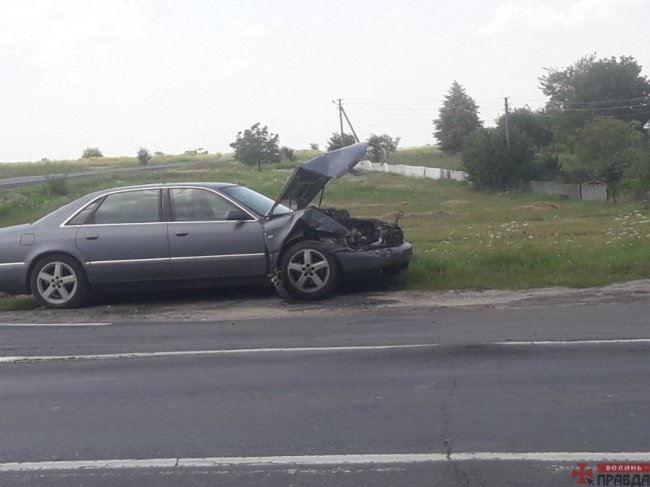 Неподалік Луцька – аварія, одна автівка перекинулася на дах. ФОТО