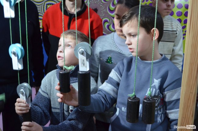 Заступник голови Волинської ОДА показав дива науки і техніки особливим діткам. ФОТО