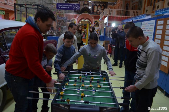 Заступник голови Волинської ОДА показав дива науки і техніки особливим діткам. ФОТО