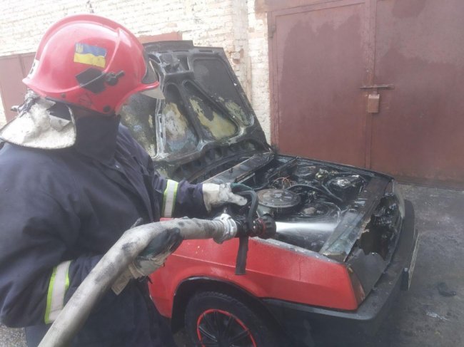У Рівному посеред білого дня згоріла автівка. ФОТО