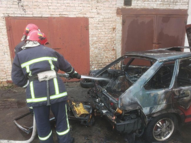 У Рівному посеред білого дня згоріла автівка. ФОТО