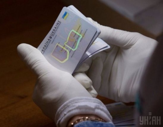 Як виготовляють нові пластикові паспорти українців. ФОТО
