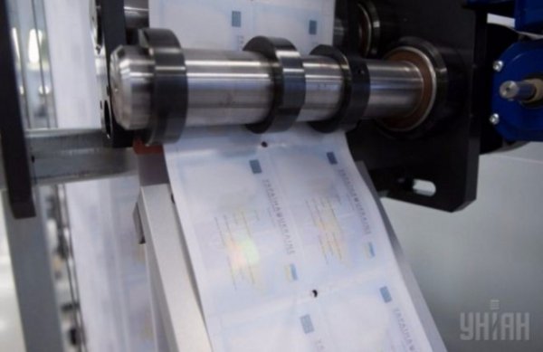 Як виготовляють нові пластикові паспорти українців. ФОТО