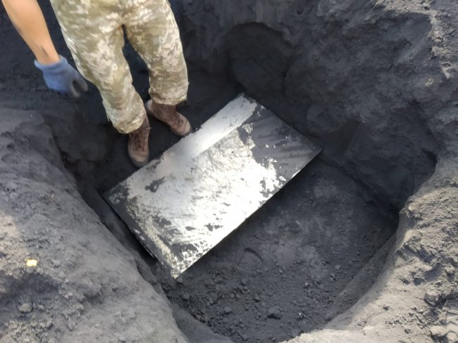 На кордоні з Польщею волинські прикордонники знайшли контрабанду цигарок у вагоні з рудою. ФОТО