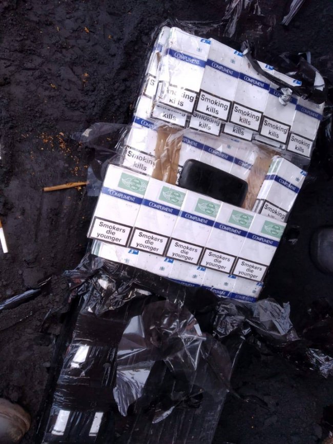 На кордоні з Польщею волинські прикордонники знайшли контрабанду цигарок у вагоні з рудою. ФОТО