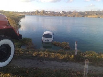 На Волині бус злетів в озеро. ФОТО