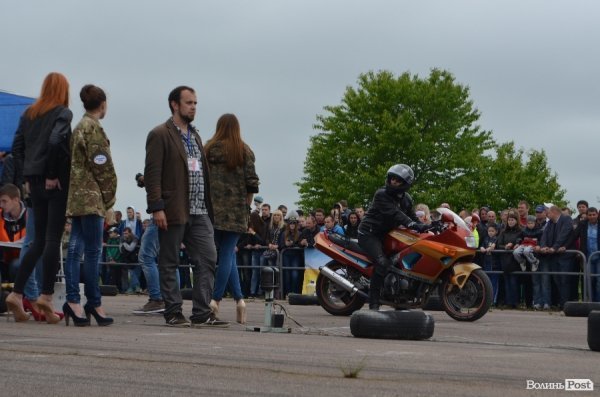 Поблизу Луцька відбулись показові заїзди мотоциклістів. ФОТО