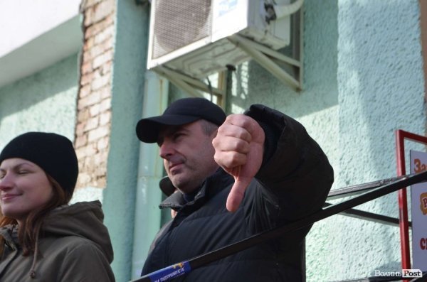 «Кров», міліція і сутичики: у Луцьку відвідали заклади регіоналів. ФОТО