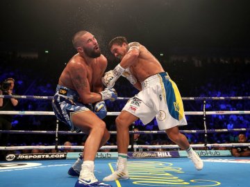 Усик жорстко нокаутував Белью