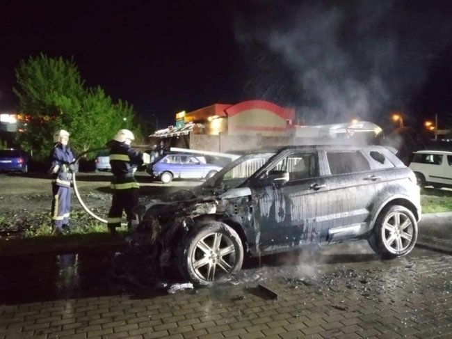 У Рівному посеред вулиці горів елітний позашляховик. ФОТО