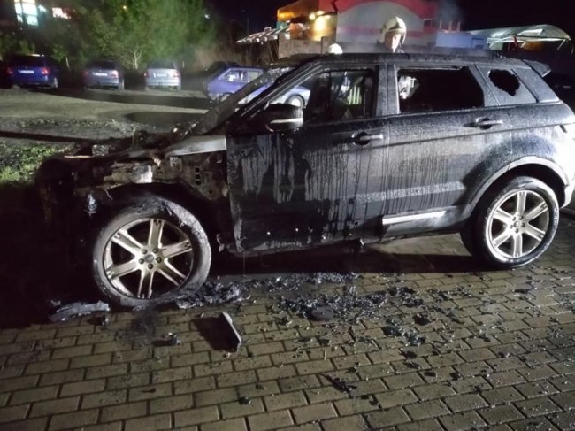 У Рівному посеред вулиці горів елітний позашляховик. ФОТО