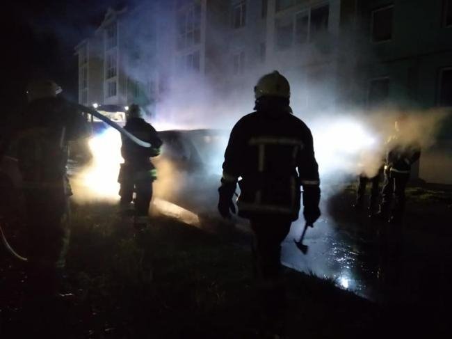 У Рівному посеред вулиці горів елітний позашляховик. ФОТО