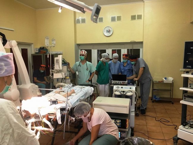 У волинській лікарні американський нейрохірург провів дітям 5 складних операцій