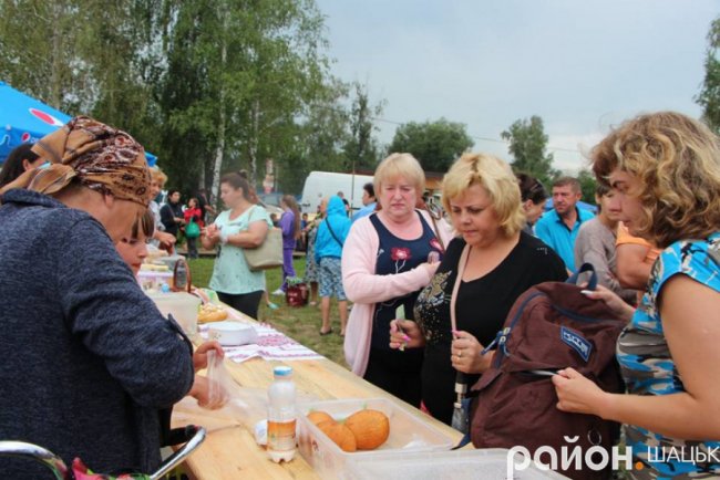 Повідомили, скільки господинь готували пончики для фестивалю на Світязі