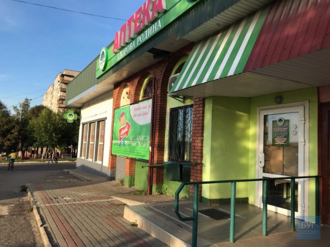 Волинянин після сварки з коханою потрощив двері аптеки та магазину. ФОТО