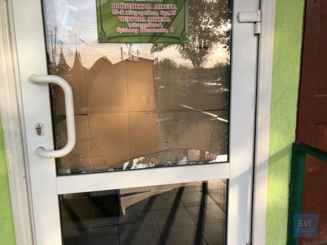 Волинянин після сварки з коханою потрощив двері аптеки та магазину. ФОТО