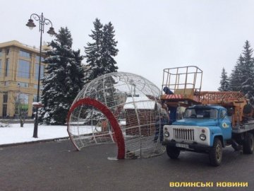 У центрі Луцька встановлюють величезну святкову кулю. ФОТО