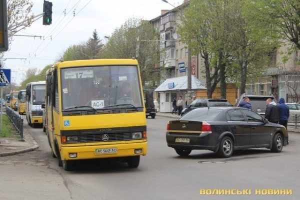 Аварія в Луцьку: легковик «буцнув» позашляховик. ФОТО