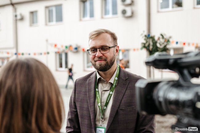 У новій локації і… з котом: як в інноваційній луцькій школі «ThinkGlobal» 1 вересня відзначали. ФОТО* 