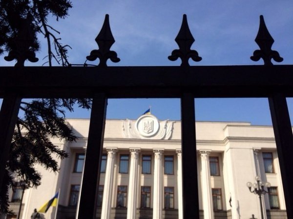 У Києві зрізають паркан навколо Ради. ФОТО