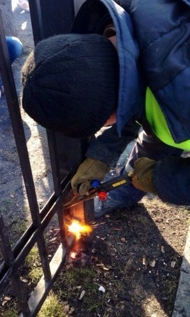 У Києві зрізають паркан навколо Ради. ФОТО