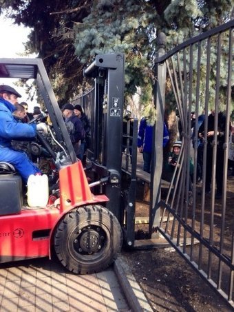 У Києві зрізають паркан навколо Ради. ФОТО