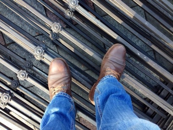 У Києві зрізають паркан навколо Ради. ФОТО