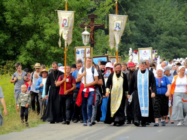 Священники та парафіяни Шацького благочиння нагодували учасників міжнародного хресного ходу. ФОТО 