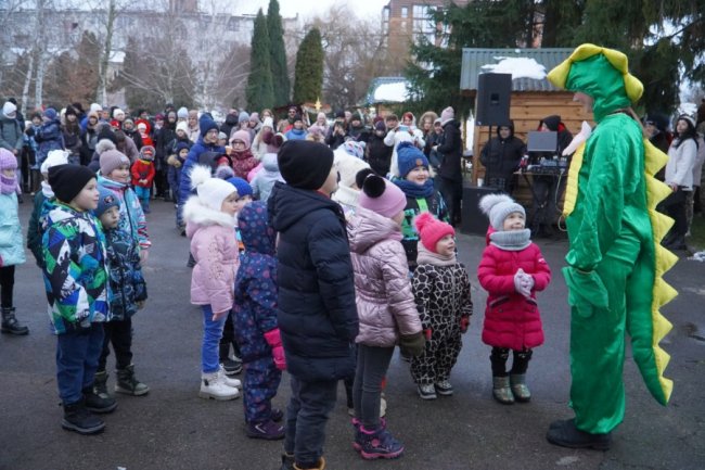 У місті на Волині засвітили головну ялинку громади. ВІДЕО