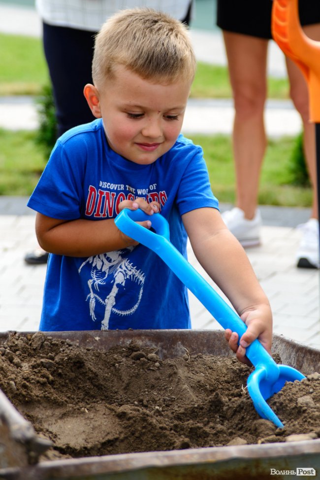 Як мешканці ЖК «Супернова» саджали клени і сакури разом з «Інвестором». ФОТО*