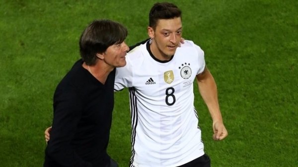 Месут Озіл: Тренере, на кого тепер паси віддавати?