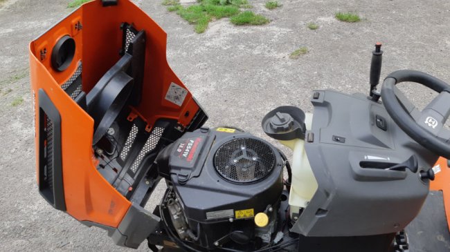 Міськрада на Волині закупила для громади сучасний садовий трактор. ФОТО