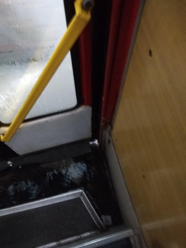 Можна вдома не вмиватись: у луцького тролейбуса протікає дах. ФОТО