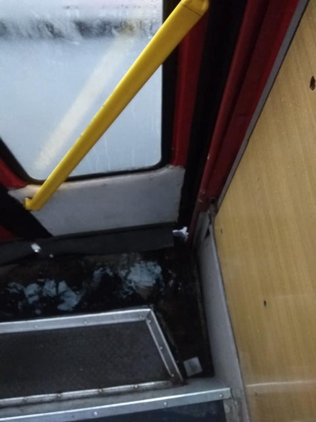 Можна вдома не вмиватись: у луцького тролейбуса протікає дах. ФОТО