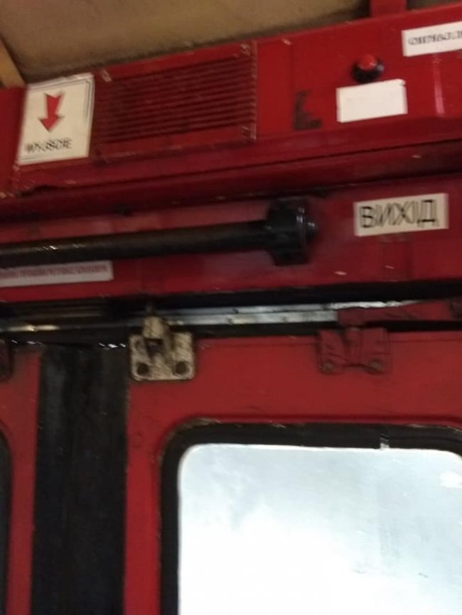 Можна вдома не вмиватись: у луцького тролейбуса протікає дах. ФОТО