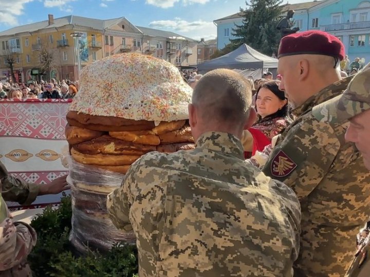 У Нововолинську спекли 200-кілограмову паску. ВІДЕО