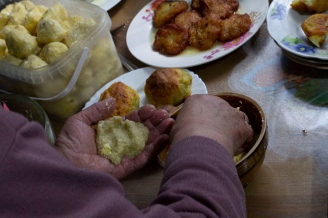 Деруни у печі: як готують традиційну страву на Волині. ВІДЕО