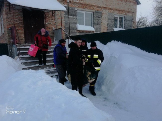 Через перемети на Волині медик їхав на виклик пожежним автомобілем, а потім хвору везли ним до «швидкої»