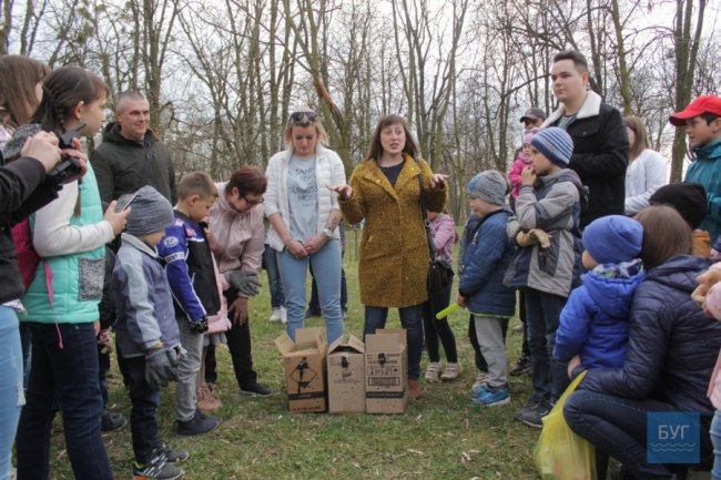 У Володимирі-Волинському випустили на волю 90 врятованих кажанів. ВІДЕО