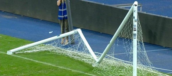 Вболівальники Динамо зламали ворота, святкуючи перемогу команди. ФОТО