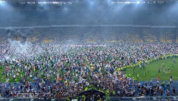 Вболівальники Динамо зламали ворота, святкуючи перемогу команди. ФОТО