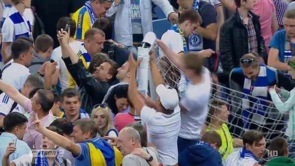 Вболівальники Динамо зламали ворота, святкуючи перемогу команди. ФОТО