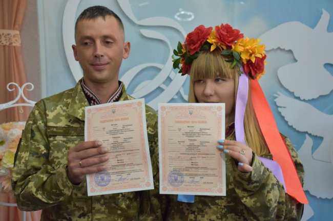 Треба поспішати любити: на Сході побралися медики волинської бригади