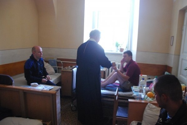 Священики передали Луцькому госпіталю ліки. ФОТО